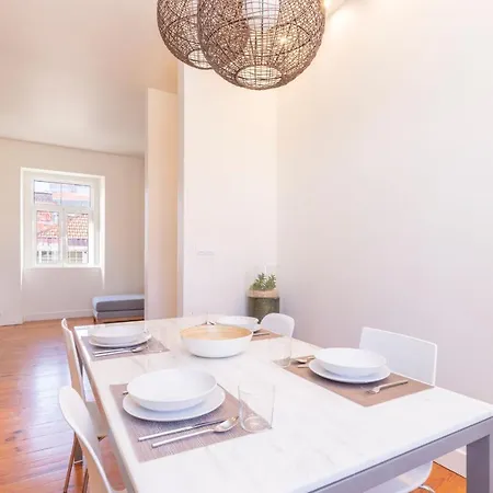 Amazing 4bdr Flat In Areeiro By Lovelystay ליסבון
