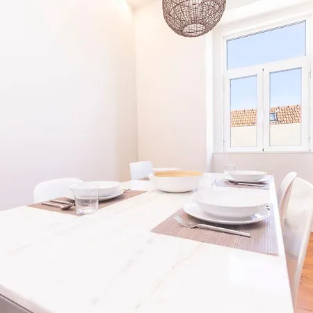 Amazing 4bdr Flat In Areeiro By Lovelystay Daire Lisboa