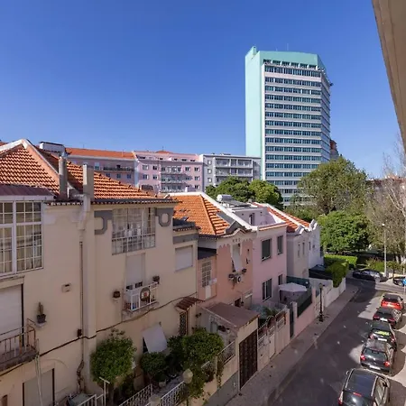 דירה Spacious 4bdr Flat In Areeiro By Lovelystay ליסבון