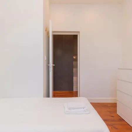 Spacious 4bdr Flat In Areeiro By Lovelystay